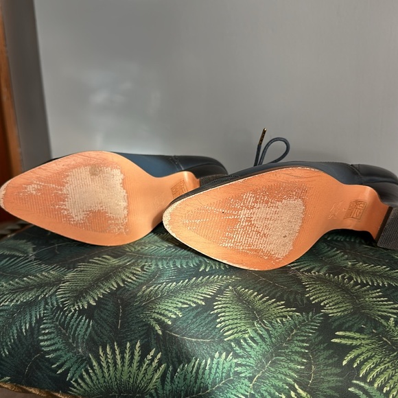 The Londoner by American Duchess oxford leather shoe. Size 7 Navy. Barely worn. - Picture 6 of 8